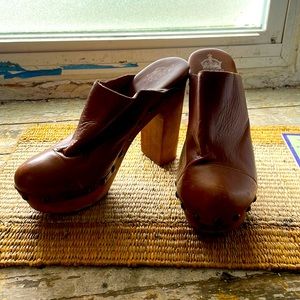 Leather/wooden clogs